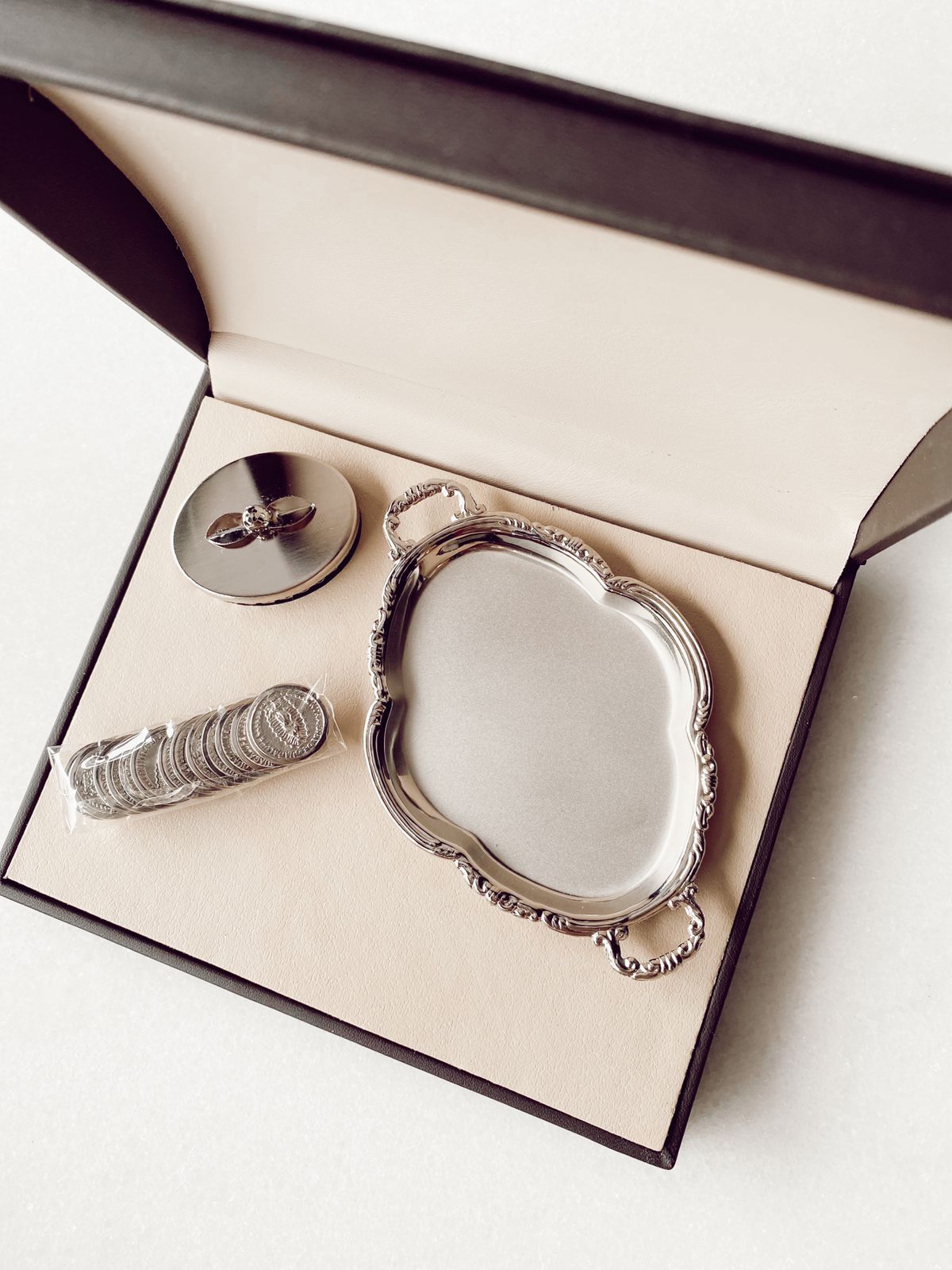 Arras charola/ Virgen